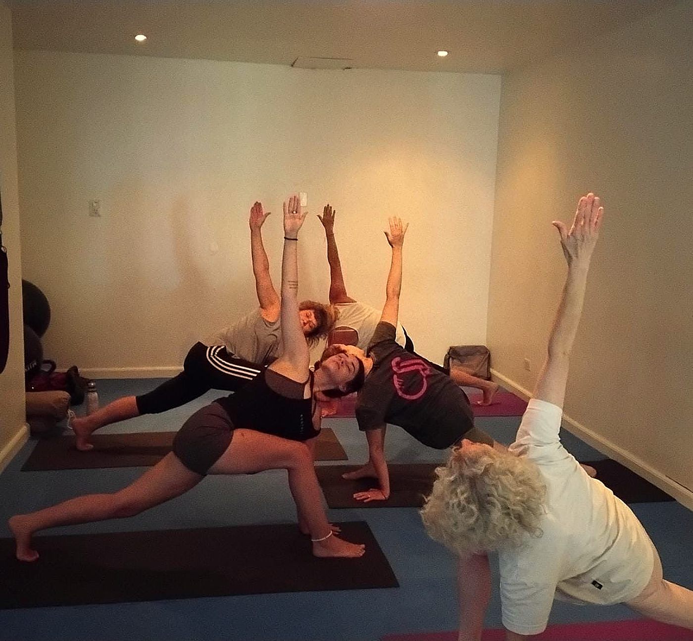 Clase grupal de yoga