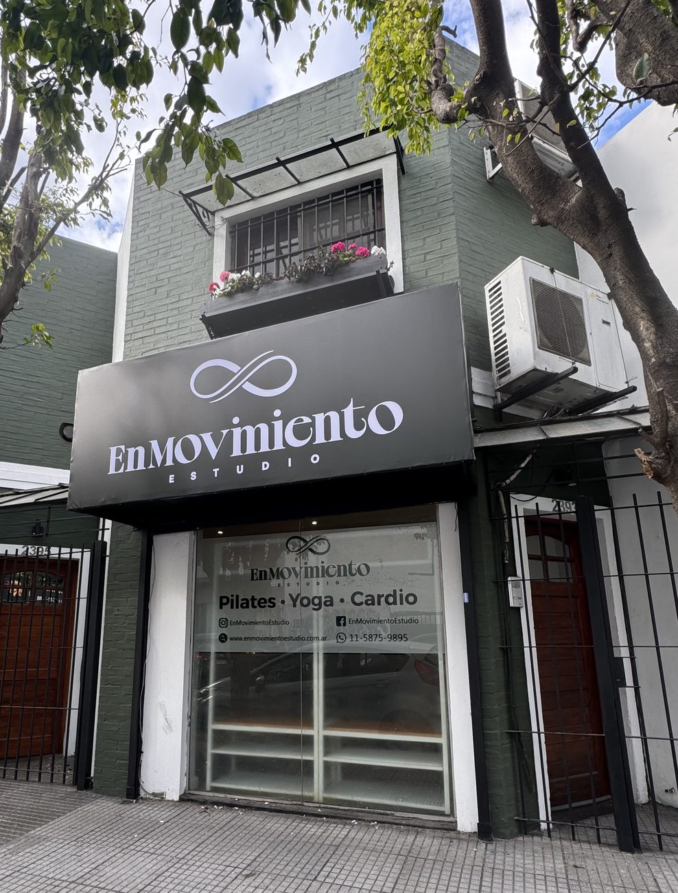 Frente del estudio sobre Av. Gaona